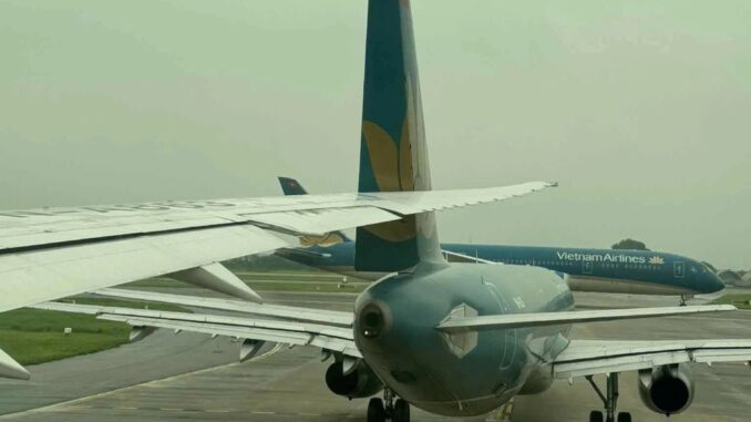 Vụ 2 máy bay Vietnam Airlines tại Nội Bài khiến cả nước xôn xao: 4 phi công bị đ:.ình ch:.ỉ rồi Vụ 2 máy bay Vietnam Airlines tại Nội Bài khiến cả nước xôn xao: 4 phi công bị đ:.ình ch:.ỉ rồi