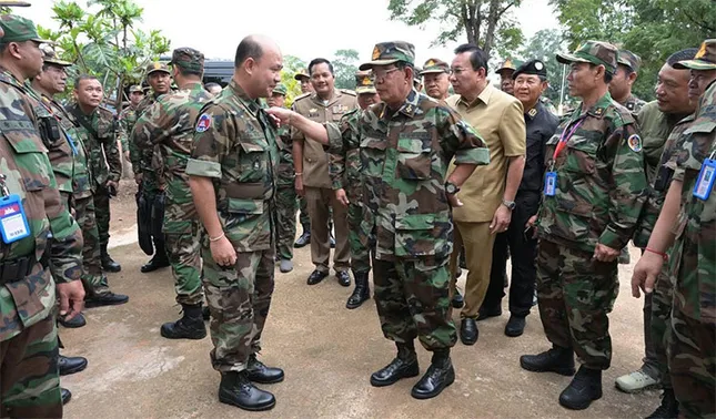 Ông Hun Sen chỉ đạo quân đội chuẩn bị cho xung đột, kêu gọi dân đào hào Ông Hun Sen chỉ đạo quân đội chuẩn bị cho xung đột, kêu gọi dân đào hào