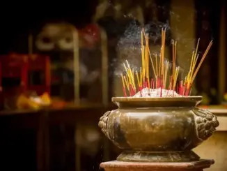 Tổ tiên dạy: Thắp hương Mùng 1 tránh 3 Đại Kỵ, cả tháng bình an, phúc lộc ùa vào