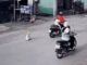 Người phụ nữ thả bé 1 tuổi bò giữa đường rồi phóng xe bỏ đi