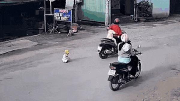 Người phụ nữ thả bé 1 tuổi bò giữa đường rồi phóng xe bỏ đi Người phụ nữ thả bé 1 tuổi bò giữa đường rồi phóng xe bỏ đi