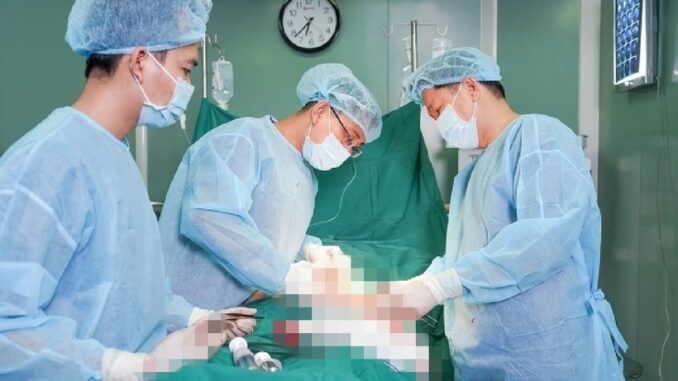 Bi hài hậu vận sau thẩm mỹ: Quý bà tiêm 700cc filler “châu Âu” tại nhà, mông biến thành “tổ ong” mưng mủ