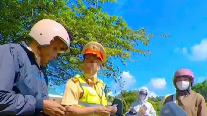 Cán bộ CSGT bị đề nghị điều chuyển khi nói dân ‘mồm thối’ Cán bộ CSGT bị đề nghị điều chuyển khi nói dân ‘mồm thối’