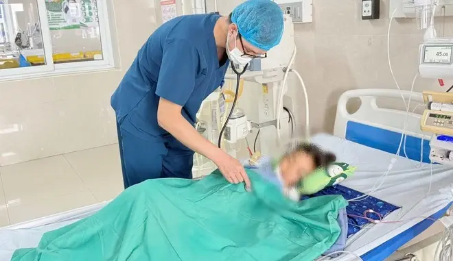 Rắn cạp nia chui ra từ điều hòa, cắn bé gái 7 tuổi nguy kịch Rắn cạp nia chui ra từ điều hòa, cắn bé gái 7 tuổi nguy kịch