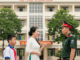 Tôi vừa vẫy vừa gào lên: – Làm ơn chở em tới trường thi với! Em đi thi đại học! Xe em h;ỏng, không có điện thoại! Làm ơn…!!!