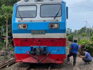 Xe máy đứt gãy làm đôi, 2 người t:ử vo:ng tại chỗ sau va chạm với tàu hỏa