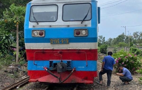 Xe máy đứt gãy làm đôi, 2 người t:ử vo:ng tại chỗ sau va chạm với tàu hỏa Xe máy đứt gãy làm đôi, 2 người t:ử vo:ng tại chỗ sau va chạm với tàu hỏa