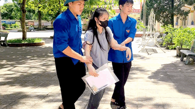 Hà Tĩnh: Nữ sinh khuyết tật được miễn thi tốt nghiệp vẫn quyết tâm đi thi Hà Tĩnh: Nữ sinh khuyết tật được miễn thi tốt nghiệp vẫn quyết tâm đi thi