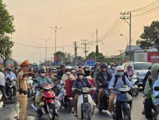 Mượn xe máy người khác chạy, mang giấy tờ gì để không bị CSGT phạt?