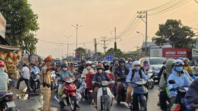 Mượn xe máy người khác chạy, mang giấy tờ gì để không bị CSGT phạt? Mượn xe máy người khác chạy, mang giấy tờ gì để không bị CSGT phạt?