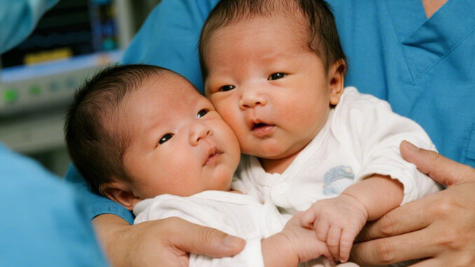 “Hai Đứa Trẻ Dính Liền Đầu – Hành Trình Kỳ Tích Lay Động Triệu Trái Tim Việt” “Hai Đứa Trẻ Dính Liền Đầu – Hành Trình Kỳ Tích Lay Động Triệu Trái Tim Việt”
