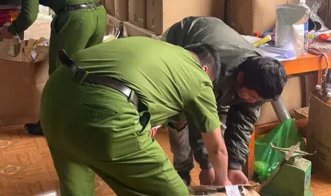 Phát hiện hơn 1,6 tấn bánh kẹo không rõ nguồn gốc tại Lâm Đồng Phát hiện hơn 1,6 tấn bánh kẹo không rõ nguồn gốc tại Lâm Đồng