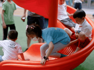 Trợ cấp cho đàn ông chăm con: Giải pháp mới để ngăn chặn khủng hoảng dân số
