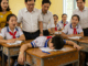 Chỉ mười lăm phút sau khi giám thị phát đề, Nam đột ngột dừng bút, em g-ụ:c đầu xuống bàn, không h/oảng l/oạn, không rơi nước mắt, chỉ im lặng, không viết thêm một chữ nào