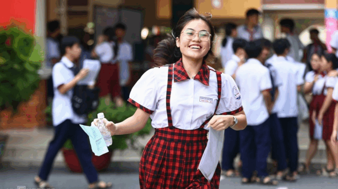 Điểm chuẩn lớp 10 giảm mạnh: Học sinh đạt hơn 1 điểm mỗi môn vẫn đỗ trường công Điểm chuẩn lớp 10 giảm mạnh: Học sinh đạt hơn 1 điểm mỗi môn vẫn đỗ trường công