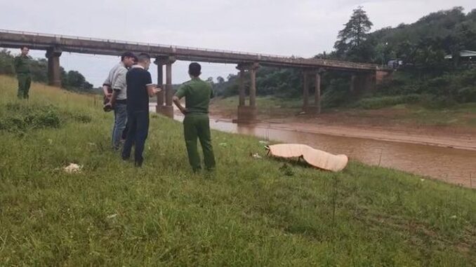 Phát hiện th!the nam giới bị тг:óɪ 2 tay vướng vào lưới đánh cá Phát hiện th!the nam giới bị тг:óɪ 2 tay vướng vào lưới đánh cá