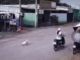 Giận chồng, mẹ bỏ con 18 tháng tuổi bò giữa đường đông xe cộ
