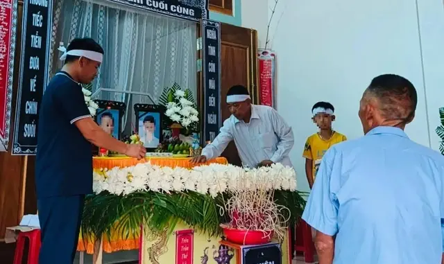 Thắt lòng cảnh người cha ôm quan tài của hai con trai đuối nước Thắt lòng cảnh người cha ôm quan tài của hai con trai đuối nước