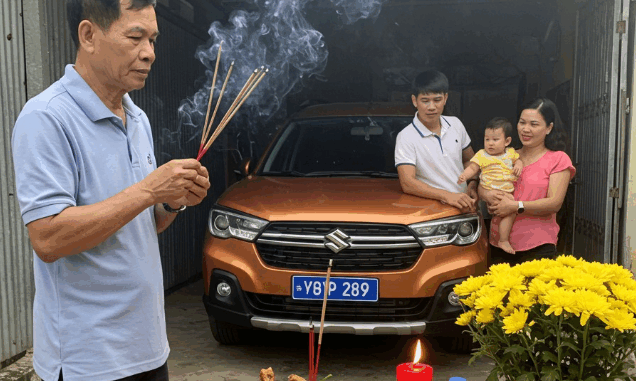 Vì thương con lấy chồng vất vả, tôi và ông xã bàn nhau cho con gái 2 tỷ làm của hồi môn, đủ để con mua một căn chung cư tiện nghi. Tôi nhớ ngày nhận nhà, vợ chồng con gái liên tục cảm ơn tôi. Các con nói sẽ cho vợ chồng tôi một phòng để đến sau này chúng tôi muốn qua ở thì sẵn dùng. Từ lúc cháu ngoại đi mẫu giáo cho đến khi đi học, tôi là người đưa đón cháu. Rồi tiền sữa uống, tiền đồ chơi, quần áo đều là vợ chồng tôi mua cho. Lớn hơn một chút là là tiền học. Con gái tôi thường xuyên than rằng kinh tế gia đình khó khăn nên không đành lòng để con chịu khổ. Để rồi cho đến 1 ngày, bà thông gia quyết định tặng vợ chồng chúng nó 1 chiếc xe, cũng là lúc bộ mặt của con gái tôi lộ rõ… Vì thương con lấy chồng vất vả, tôi và ông xã bàn nhau cho con gái 2 tỷ làm của hồi môn, đủ để con mua một căn chung cư tiện nghi. Tôi nhớ ngày nhận nhà, vợ chồng con gái liên tục cảm ơn tôi. Các con nói sẽ cho vợ chồng tôi một phòng để đến sau này chúng tôi muốn qua ở thì sẵn dùng. Từ lúc cháu ngoại đi mẫu giáo cho đến khi đi học, tôi là người đưa đón cháu. Rồi tiền sữa uống, tiền đồ chơi, quần áo đều là vợ chồng tôi mua cho. Lớn hơn một chút là là tiền học. Con gái tôi thường xuyên than rằng kinh tế gia đình khó khăn nên không đành lòng để con chịu khổ. Để rồi cho đến 1 ngày, bà thông gia quyết định tặng vợ chồng chúng nó 1 chiếc xe, cũng là lúc bộ mặt của con gái tôi lộ rõ…