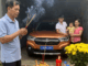 Vì thương con lấy chồng vất vả, tôi và ông xã bàn nhau cho con gái 2 tỷ làm của hồi môn, đủ để con mua một căn chung cư tiện nghi. Tôi nhớ ngày nhận nhà, vợ chồng con gái liên tục cảm ơn tôi. Các con nói sẽ cho vợ chồng tôi một phòng để đến sau này chúng tôi muốn qua ở thì sẵn dùng. Từ lúc cháu ngoại đi mẫu giáo cho đến khi đi học, tôi là người đưa đón cháu. Rồi tiền sữa uống, tiền đồ chơi, quần áo đều là vợ chồng tôi mua cho. Lớn hơn một chút là là tiền học. Con gái tôi thường xuyên than rằng kinh tế gia đình khó khăn nên không đành lòng để con chịu khổ. Để rồi cho đến 1 ngày, bà thông gia quyết định tặng vợ chồng chúng nó 1 chiếc xe, cũng là lúc bộ mặt của con gái tôi lộ rõ…