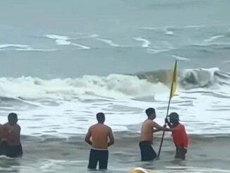 N:Ó:NG: Xôn xao c:lilp nhân viên bảo vệ bãi biển Cửa Lò ngăn du khách t;ắm trước khi 20 người bị đ:u:ối n:ước sáng nay, ai cũng b:ức x:úc