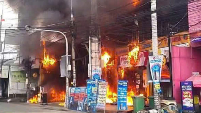 ‘Biển lửa’ bao trùm siêu thị điện máy Xanh giữa trưa, nhân viên hoảng loạn tháo chạy ‘Biển lửa’ bao trùm siêu thị điện máy Xanh giữa trưa, nhân viên hoảng loạn tháo chạy