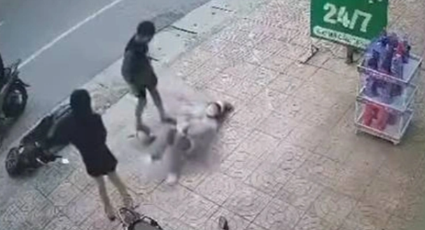 NÓNG: Công an vào cuộc vụ nam thanh niên đánh d ã ma n 2 cô gái ở Bắc Giang NÓNG: Công an vào cuộc vụ nam thanh niên đánh d ã ma n 2 cô gái ở Bắc Giang