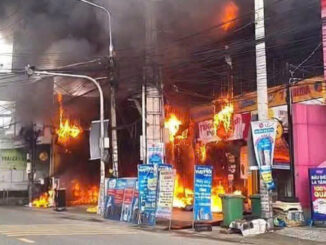 ‘Biển lửa’ bao trùm siêu thị điện máy Xanh giữa trưa, nhân viên hoảng loạn tháo chạy