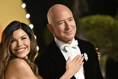 'Đám cưới thế kỷ' của tỷ phú Jeff Bezos: 3 ngày tiệc, 27 bộ váy cưới 'Đám cưới thế kỷ' của tỷ phú Jeff Bezos: 3 ngày tiệc, 27 bộ váy cưới