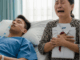 Minh ơi, hôm nay là ngày thi tốt nghiệp, mà sao con lại nằm đây thế này.