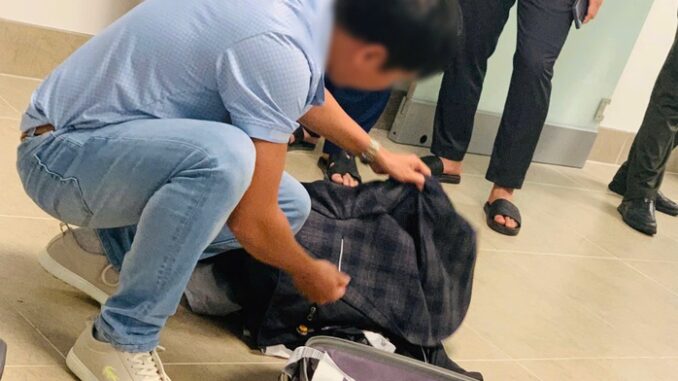 Khi tiếp viên chuyến bay từ nước ngoài về hỏi trong túi màu đen có gì, nam hành khách nói có bom Khi tiếp viên chuyến bay từ nước ngoài về hỏi trong túi màu đen có gì, nam hành khách nói có bom