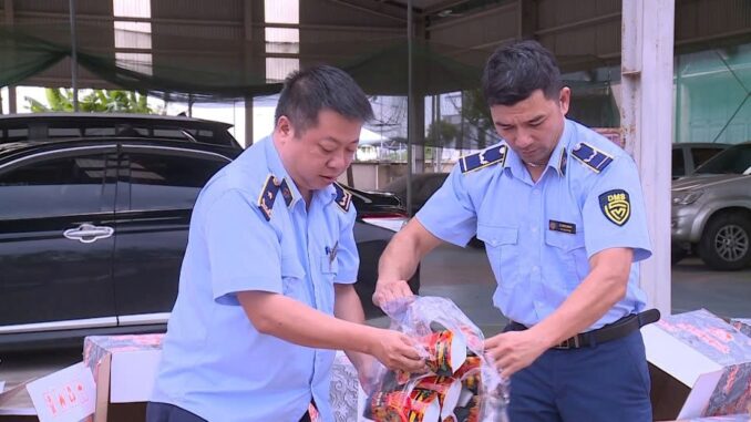 Tiêu hủy gần 2.000 gói bim bim giả mạo nhãn hiệu “Tăm cay Bà Tuyết” Tiêu hủy gần 2.000 gói bim bim giả mạo nhãn hiệu “Tăm cay Bà Tuyết”