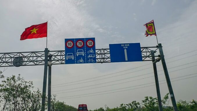 Nỗi khổ 'bò' sau xe chạy chậm bám làn trái: Khi nào hết cảnh ức chế trên đường? Nỗi khổ 'bò' sau xe chạy chậm bám làn trái: Khi nào hết cảnh ức chế trên đường?