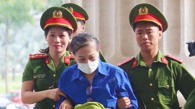 Hình ảnh cựu bí thư Tỉnh ủy Vĩnh Phúc Hoàng Thị Thúy Lan và các bị cáo vụ án Phúc Sơn đến tòa Hình ảnh cựu bí thư Tỉnh ủy Vĩnh Phúc Hoàng Thị Thúy Lan và các bị cáo vụ án Phúc Sơn đến tòa