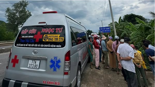 Chở con đi lấy số báo danh thi tốt nghiệp, cha tông vào trụ điện tu vong Chở con đi lấy số báo danh thi tốt nghiệp, cha tông vào trụ điện tu vong