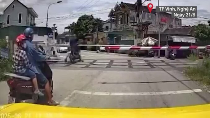Vượt gác chắn, người đàn ông bị tàu tô:ng t:ử vo:ng Vượt gác chắn, người đàn ông bị tàu tô:ng t:ử vo:ng