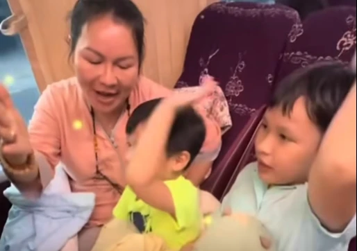 Vợ Quý Bình đưa 2 con làm ‘điều đặc biệt’ này để tích công đức cho chồng, ai cũng khen vì chị có tấm lòng bồ tát, còn người nhà của cố NS đã làm được gì? Vợ Quý Bình đưa 2 con làm ‘điều đặc biệt’ này để tích công đức cho chồng, ai cũng khen vì chị có tấm lòng bồ tát, còn người nhà của cố NS đã làm được gì?