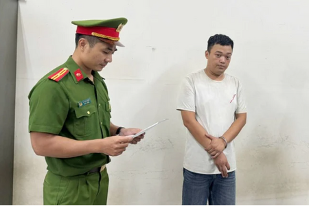 Tài xế "chặt chém" 4,2 triệu đồng của 2 người Lào Cai, từng ép khách chuyển tiền ở vụ khác Tài xế "chặt chém" 4,2 triệu đồng của 2 người Lào Cai, từng ép khách chuyển tiền ở vụ khác