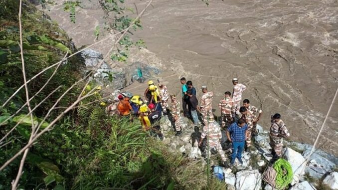 Xe buýt lao xuống sông, 3 người thiệt mạng, 9 người mất tích Xe buýt lao xuống sông, 3 người thiệt mạng, 9 người mất tích