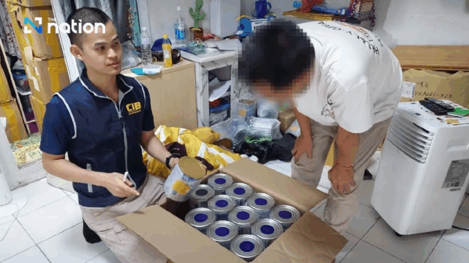Đột kích 2 xưởng đóng gói, công an triệt phá đường dây sản xuất sữa bột Ensure Gold gi:ả quy mô hàng tỷ đồng, tịch thu hơn 5.000 sản phẩm Đột kích 2 xưởng đóng gói, công an triệt phá đường dây sản xuất sữa bột Ensure Gold gi:ả quy mô hàng tỷ đồng, tịch thu hơn 5.000 sản phẩm