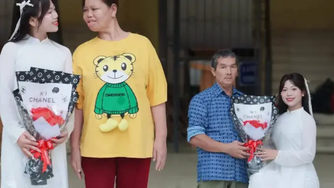 Chuyện cảm động sau bức ảnh kỷ yếu bố mẹ chụp cùng con gái ở Hòa Bình Chuyện cảm động sau bức ảnh kỷ yếu bố mẹ chụp cùng con gái ở Hòa Bình