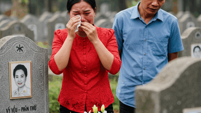 Trước ngày cưới vợ mới tôi đến lau dọn mộ cho vợ cũ, đúng lúc này…1 người xuất hiện cuộc đời tôi cũng thay đổi từ đây.. Trước ngày cưới vợ mới tôi đến lau dọn mộ cho vợ cũ, đúng lúc này…1 người xuất hiện cuộc đời tôi cũng thay đổi từ đây..