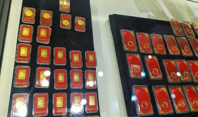 Giá vàng SJC đứng im, vàng nhẫn tiếp đà giảm Giá vàng SJC đứng im, vàng nhẫn tiếp đà giảm