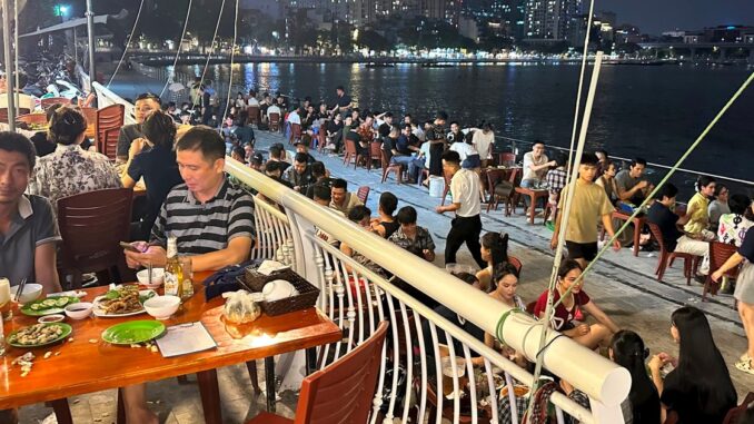 Dự án hồ Đống Đa chưa xong đã bị biến thành quán bia “siêu to, khổng lồ” Dự án hồ Đống Đa chưa xong đã bị biến thành quán bia “siêu to, khổng lồ”