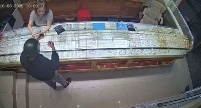 Kẻ cướp tiệm vàng ở Lâm Đồng sa lưới khi xuống… máy bay Kẻ cướp tiệm vàng ở Lâm Đồng sa lưới khi xuống… máy bay