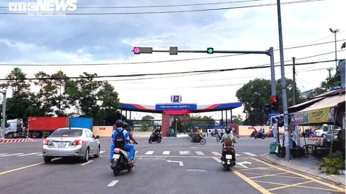 Đi thẳng ở làn đường dành cho xe rẽ phải bị phạt bao nhiêu tiền? Đi thẳng ở làn đường dành cho xe rẽ phải bị phạt bao nhiêu tiền?
