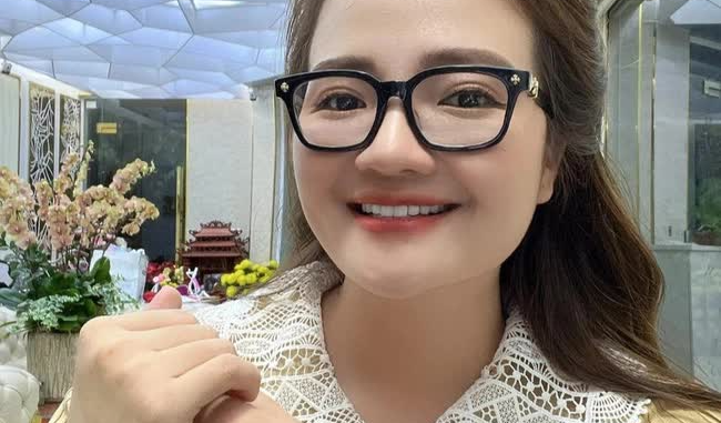 Rải tiền, tặng ô tô, khoe có 4 nhà máy, tuyên bố bỏ 100 tỷ mua công thức thuốc xương khớp: Doanh nhân Hoàng Hường thực sự giàu đến đâu? Rải tiền, tặng ô tô, khoe có 4 nhà máy, tuyên bố bỏ 100 tỷ mua công thức thuốc xương khớp: Doanh nhân Hoàng Hường thực sự giàu đến đâu?