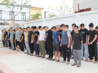 Hàng trăm cảnh sát vây bắt nhóm lừa đảo, hình ảnh nhà của đối tượng cầm đầu gây chú ý