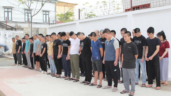 Hàng trăm cảnh sát vây bắt nhóm lừa đảo, hình ảnh nhà của đối tượng cầm đầu gây chú ý Hàng trăm cảnh sát vây bắt nhóm lừa đảo, hình ảnh nhà của đối tượng cầm đầu gây chú ý