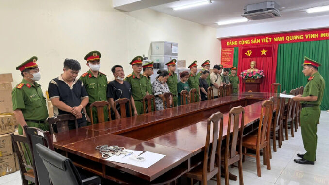 Bắt khẩn cấp cặp vợ chồng cầm đầu đường dây buôn nước hoa giả Bắt khẩn cấp cặp vợ chồng cầm đầu đường dây buôn nước hoa giả